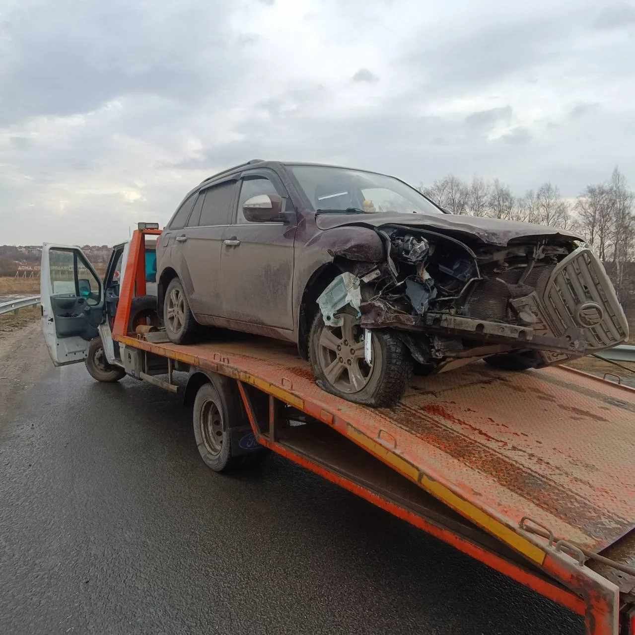 Погрузка автомобиля на эвакуатор на Южном шоссе