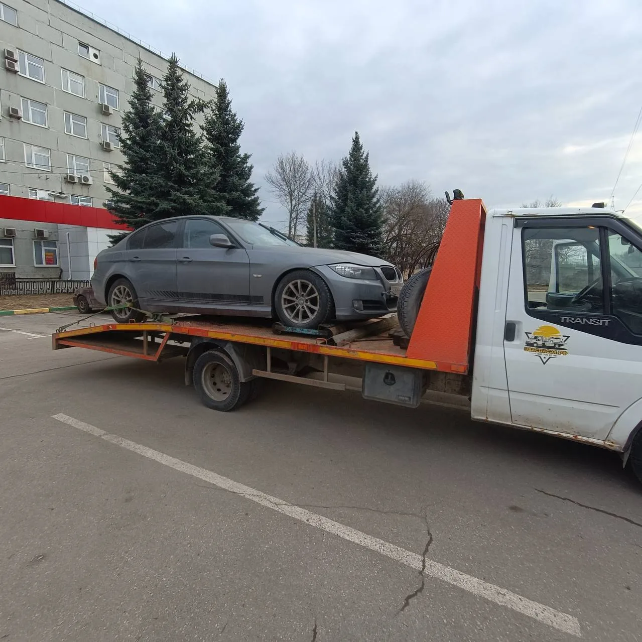 Погрузка автомобиля на эвакуатор на Покровке