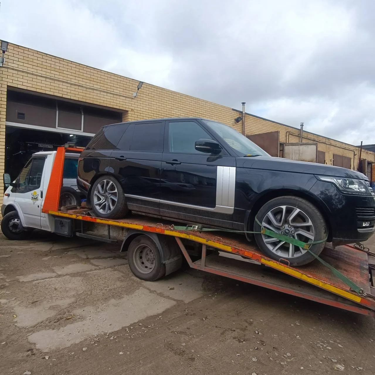 Погрузка автомобиля на эвакуатор в Нижнем Новгороде